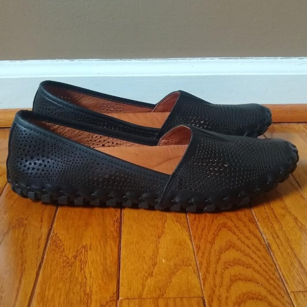 Breathable perforated loafers